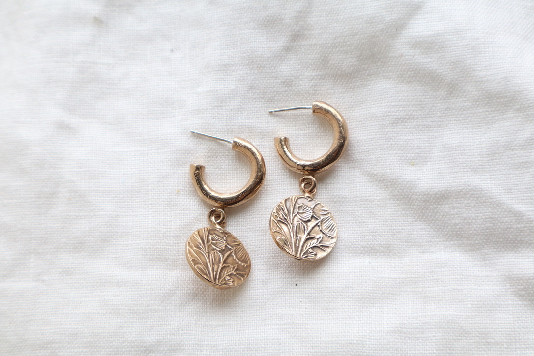 Lou huggie studs in bronze - large