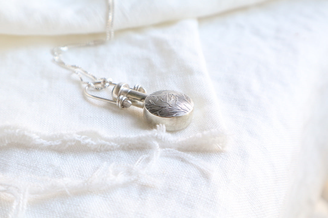 Minette - vessel necklace with labradorite