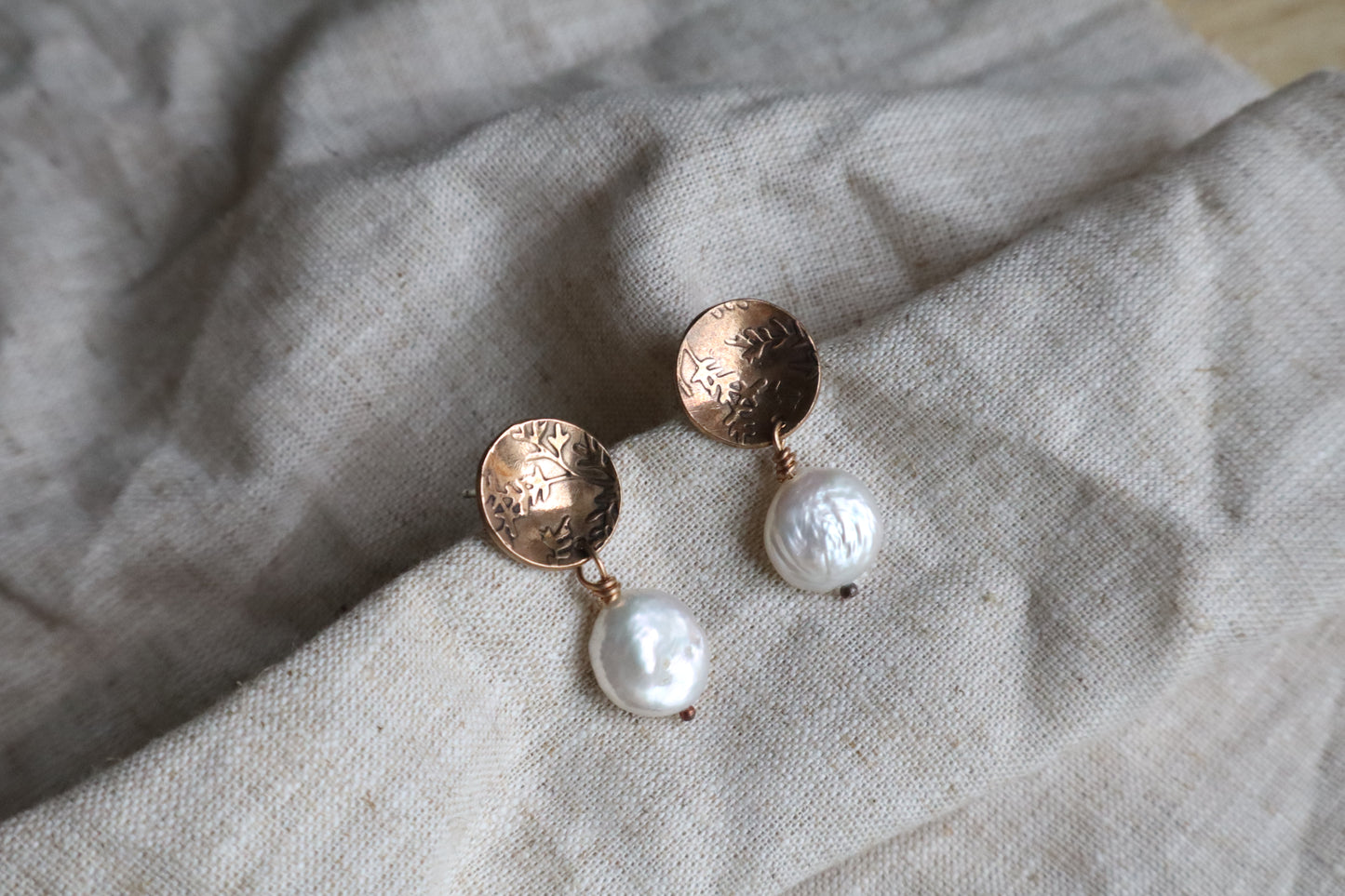 Cove earrings with a pearl in bronze