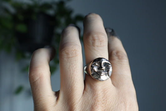 Moon face signet - bronze