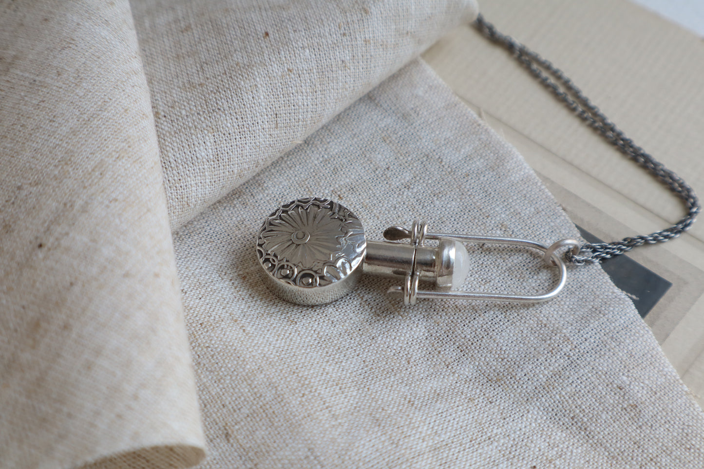 Minette - vessel necklace with moonstone