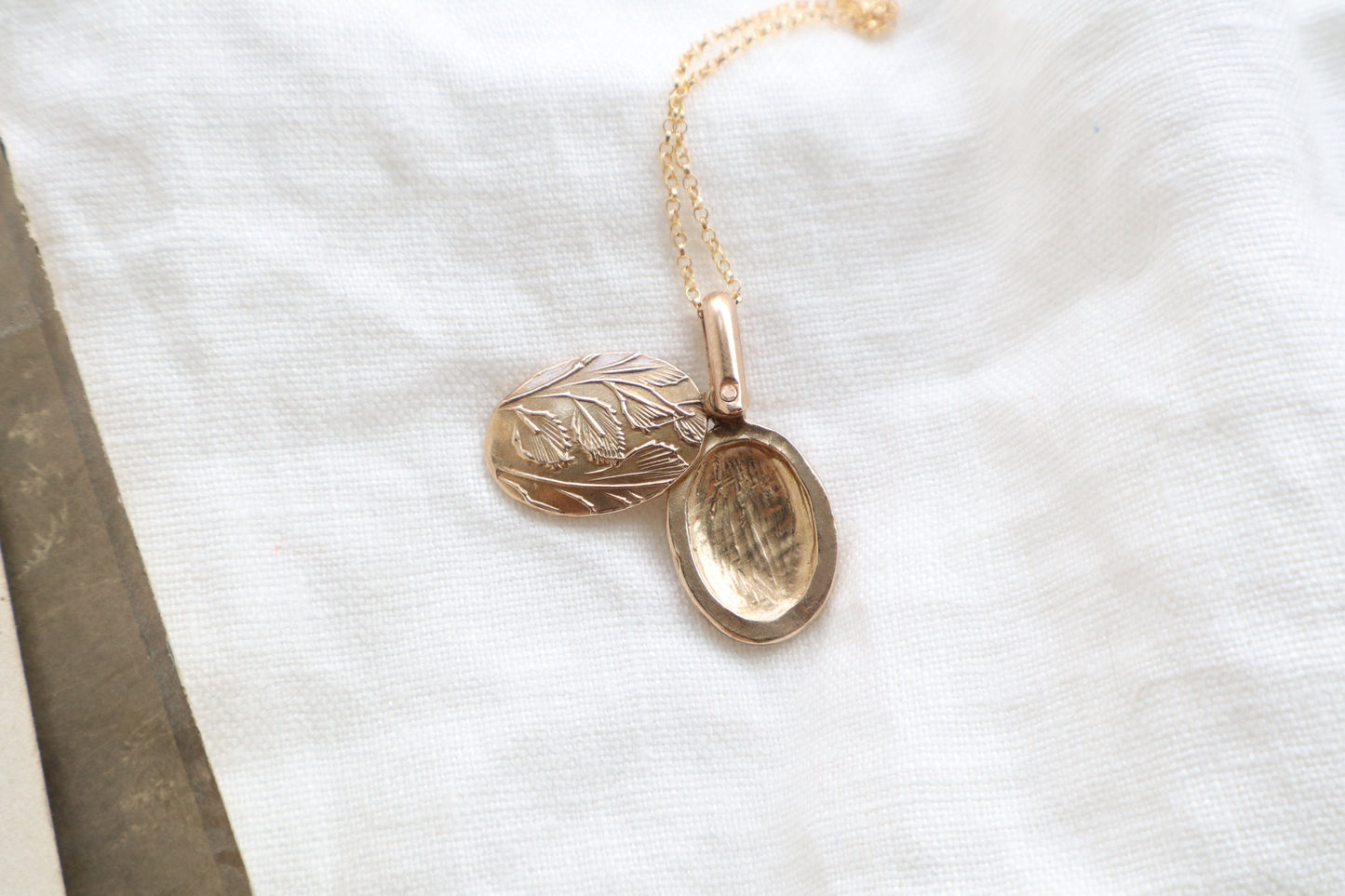Vignette locket - bronze