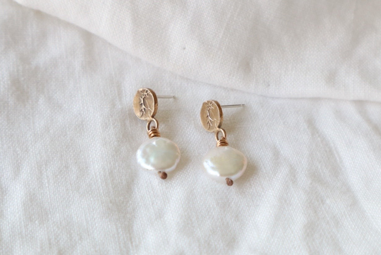 Moon pearl stud