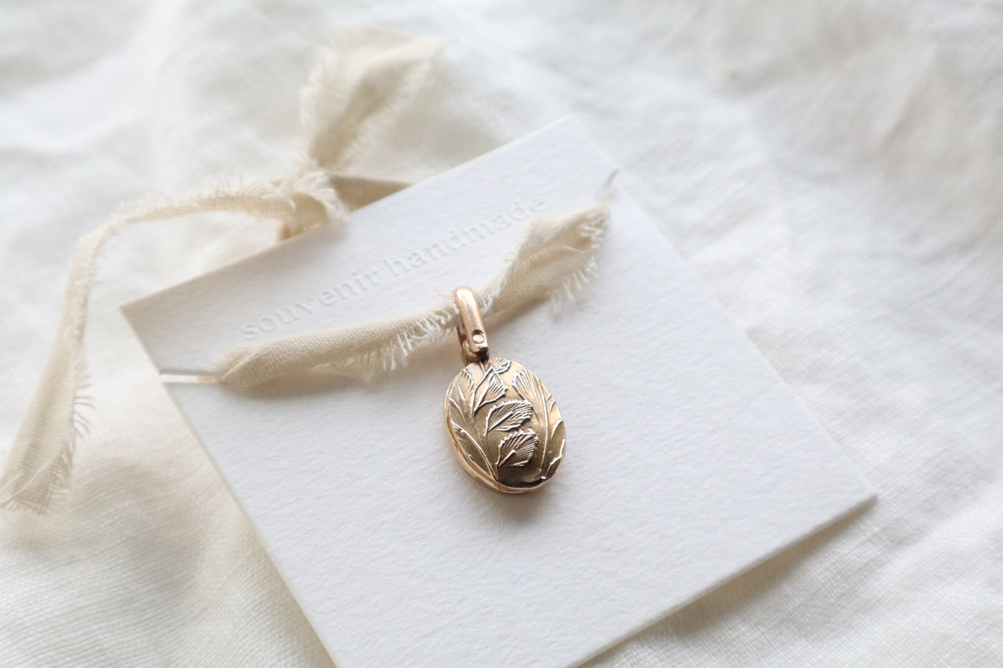 Vignette locket - bronze