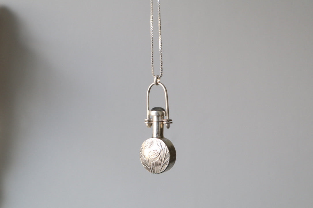 Minette - vessel necklace with labradorite