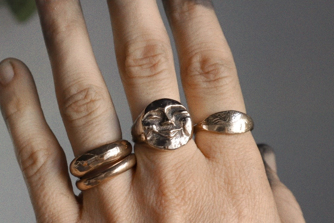 Moon face signet - bronze