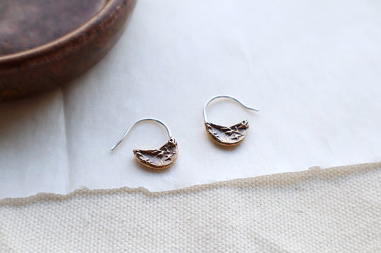 Mini crescent earrings in bronze