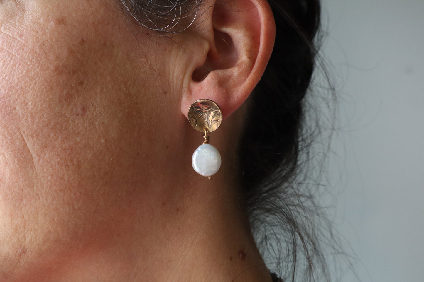 Cove earrings with a pearl ~bronze~