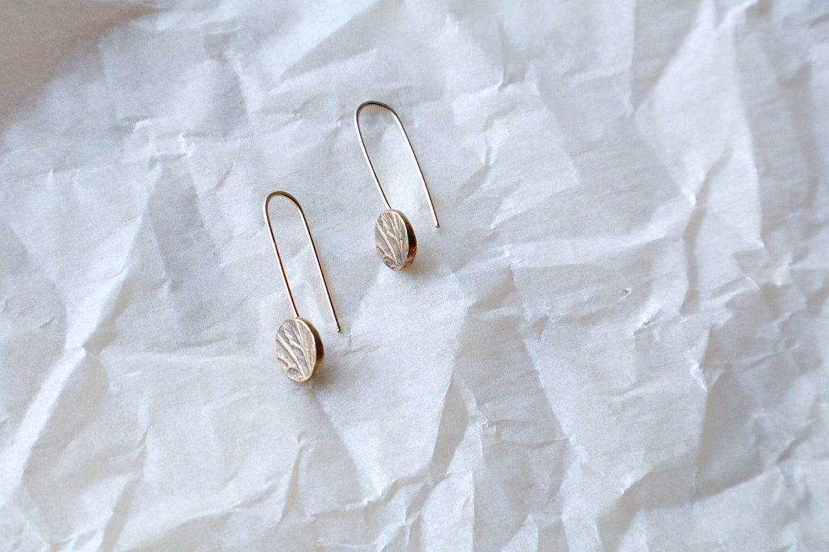 Dot threader earrings in bronze
