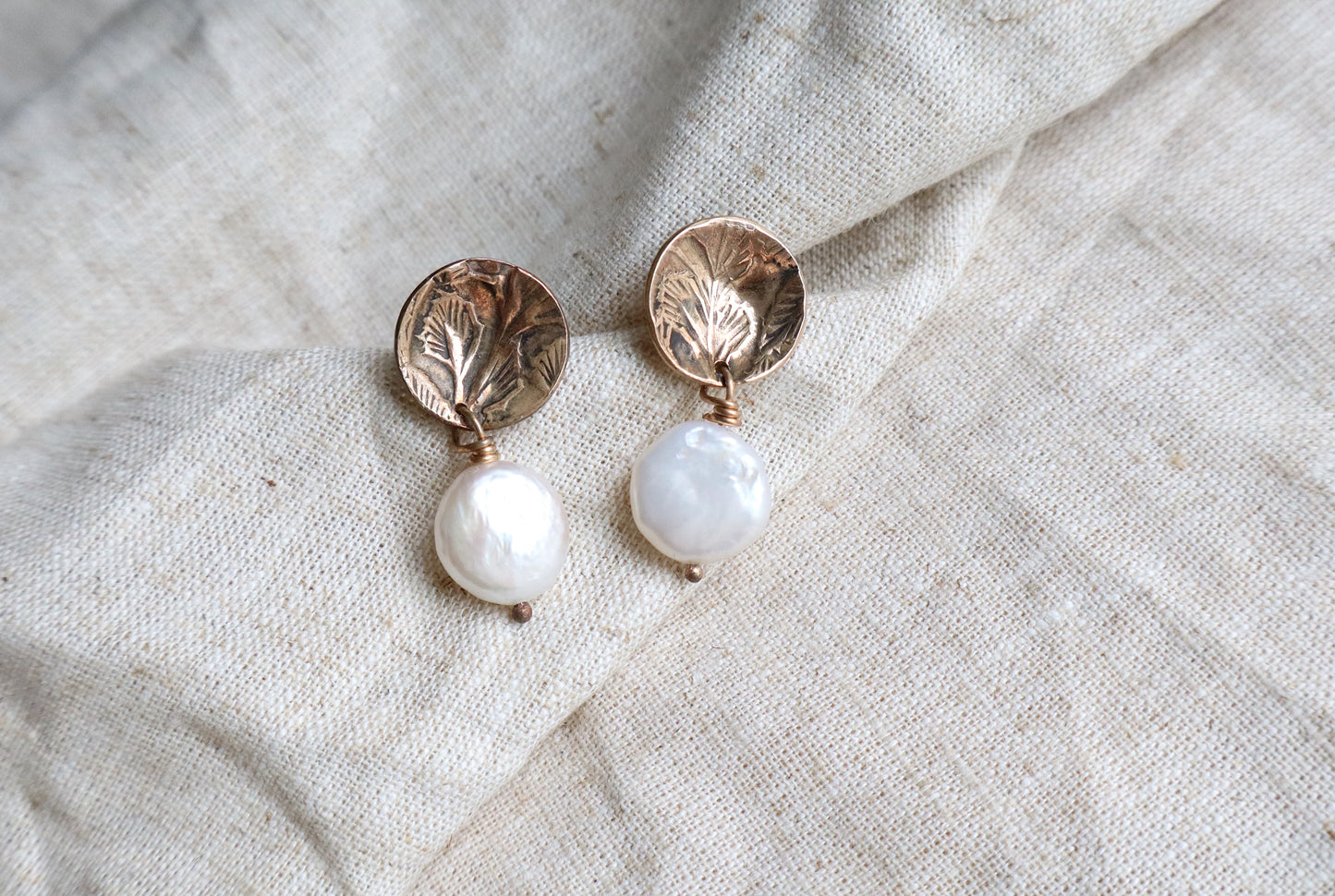 Cove earrings with a pearl ~bronze~