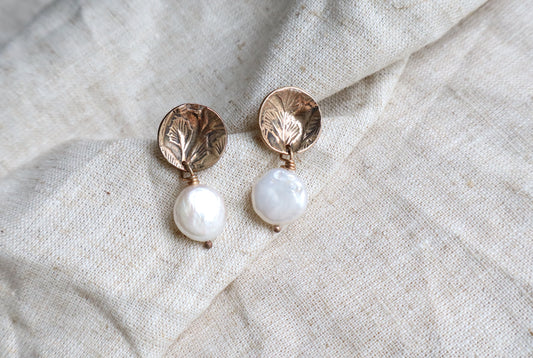 Cove earrings with a pearl ~bronze~