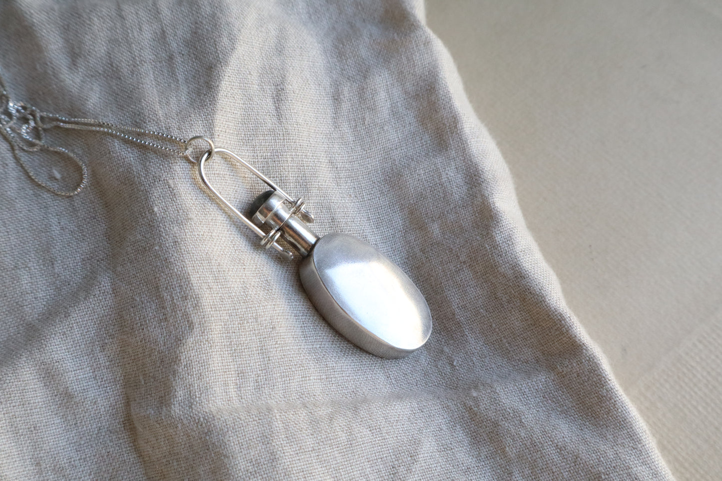 Solenne - vessel necklace with labradorite