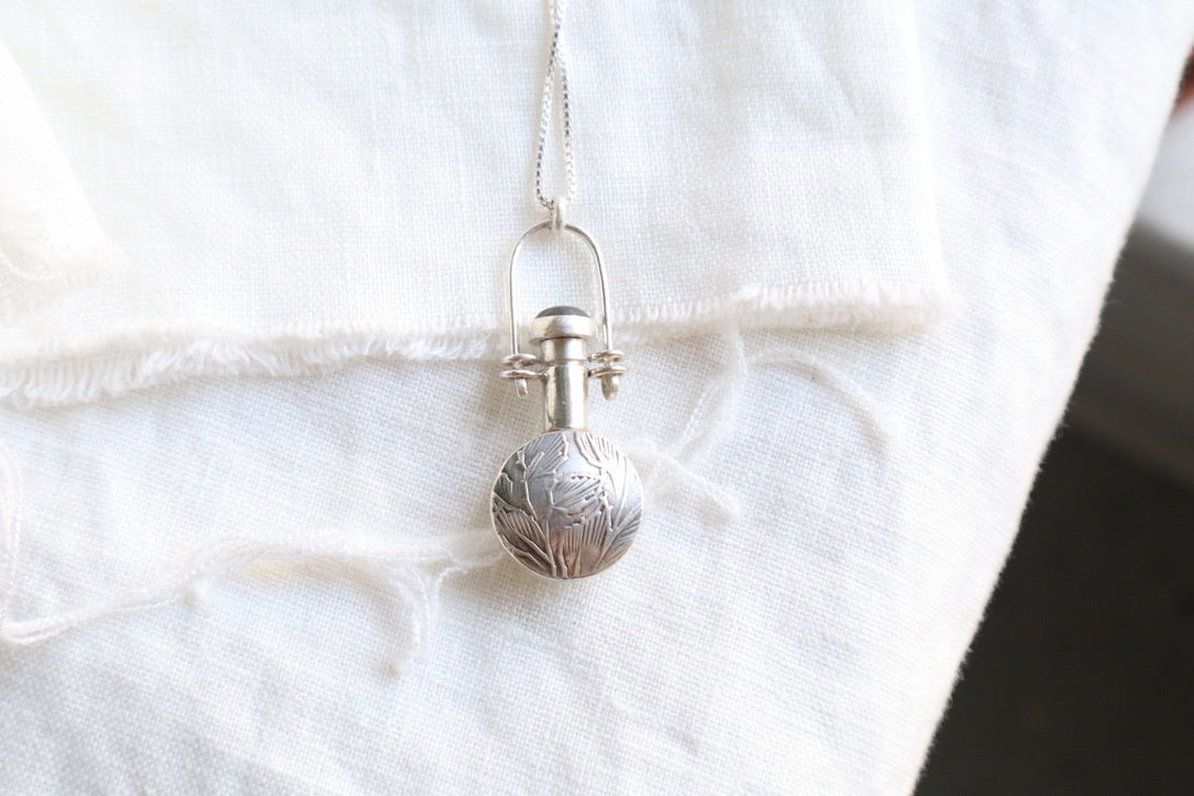 Minette - vessel necklace with labradorite