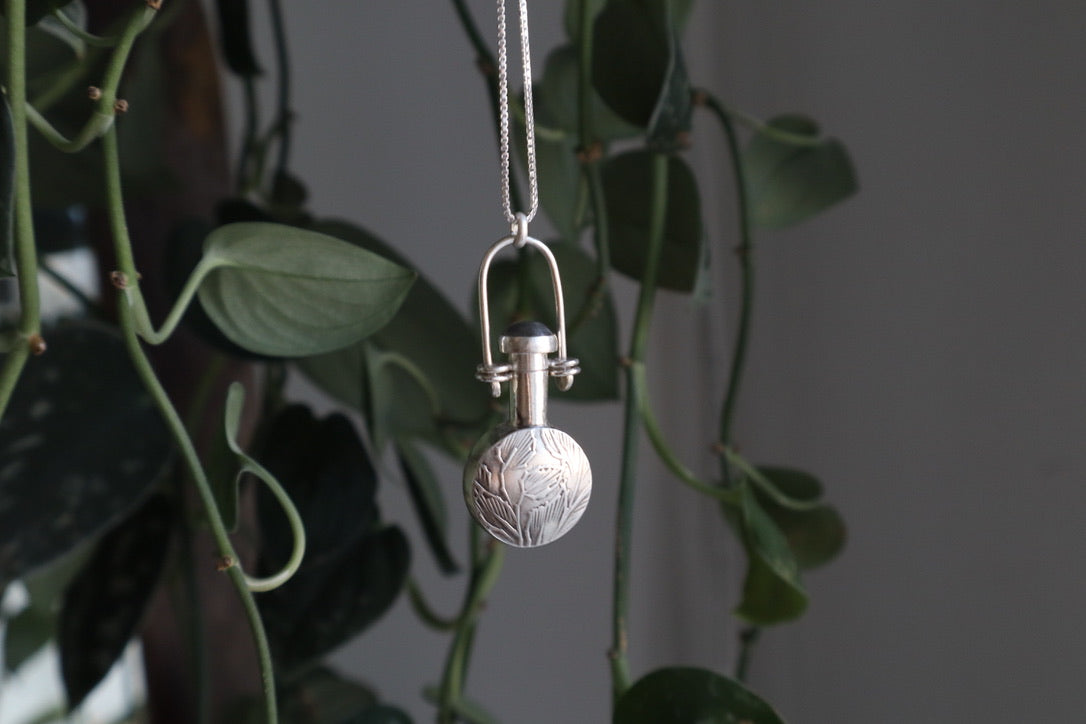 Minette - vessel necklace with labradorite