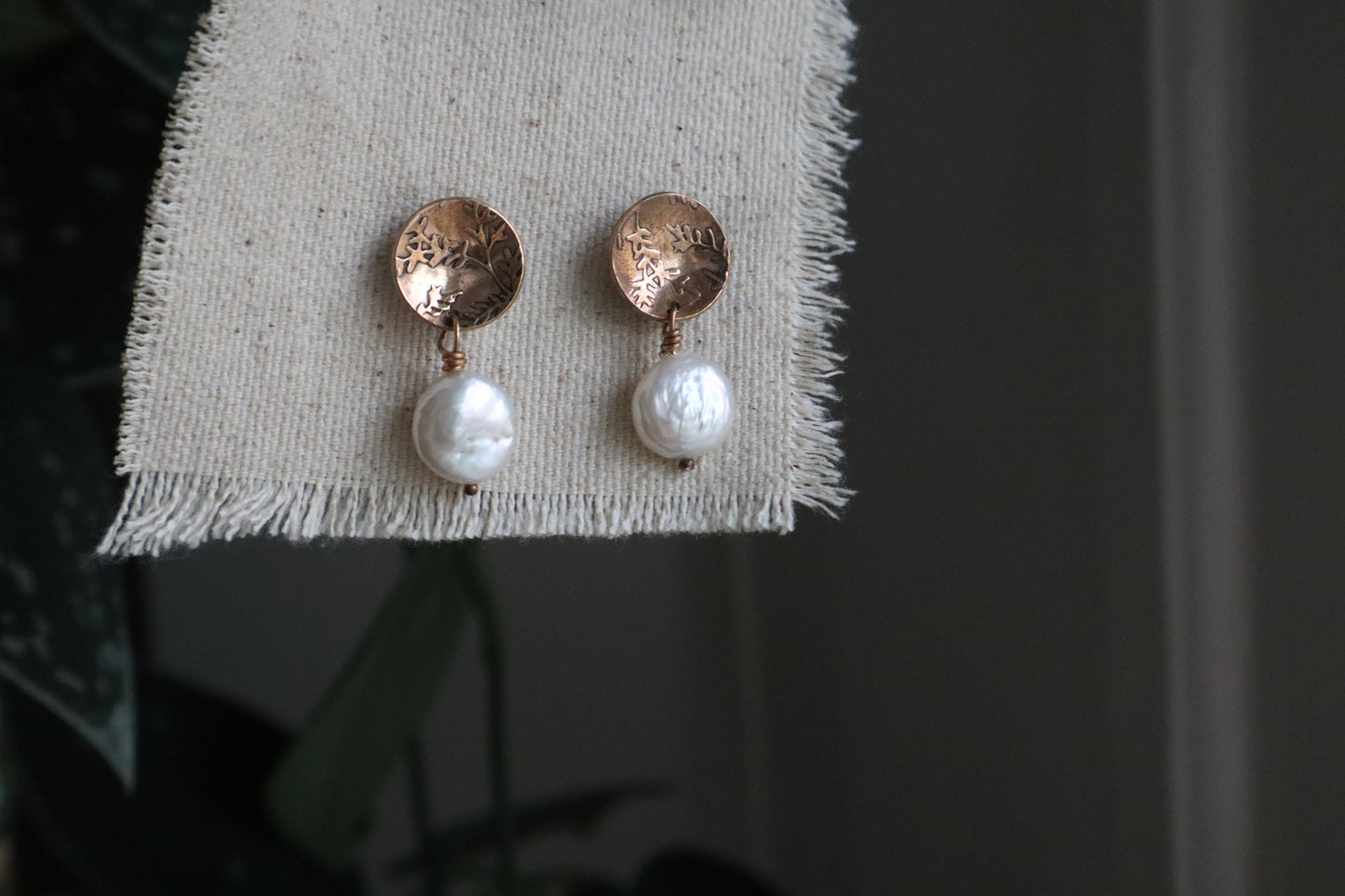 Cove earrings with a pearl ~bronze~