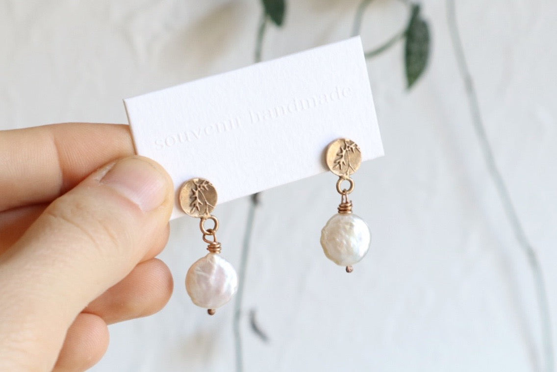 Moon pearl stud