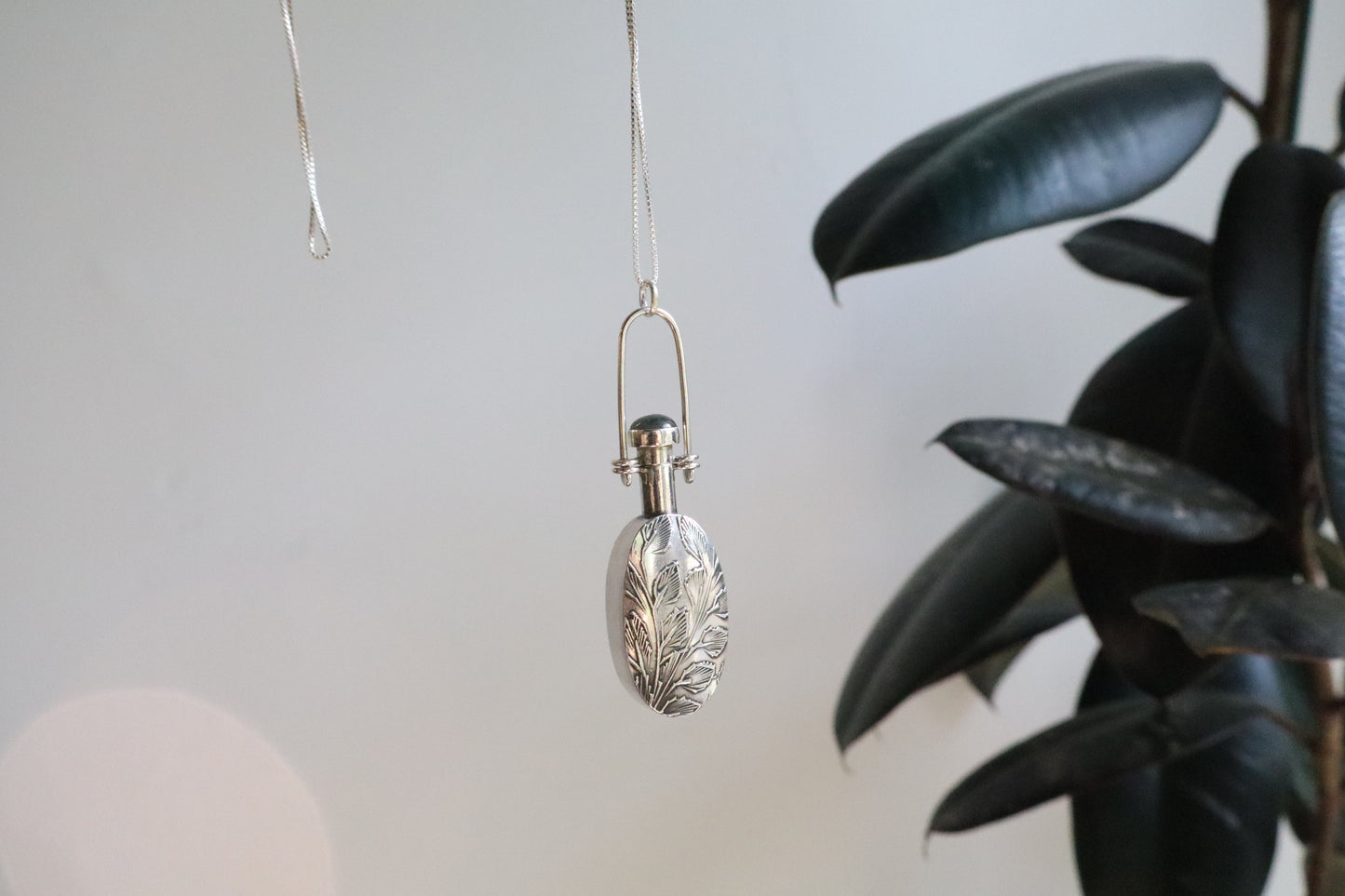 Solenne - vessel necklace with labradorite