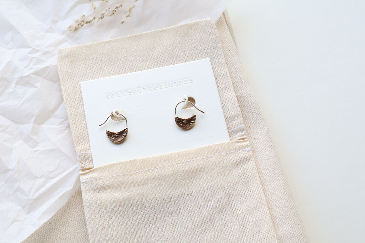 Mini crescent earrings in bronze