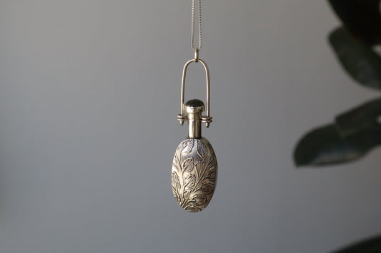 Solenne - vessel necklace with labradorite