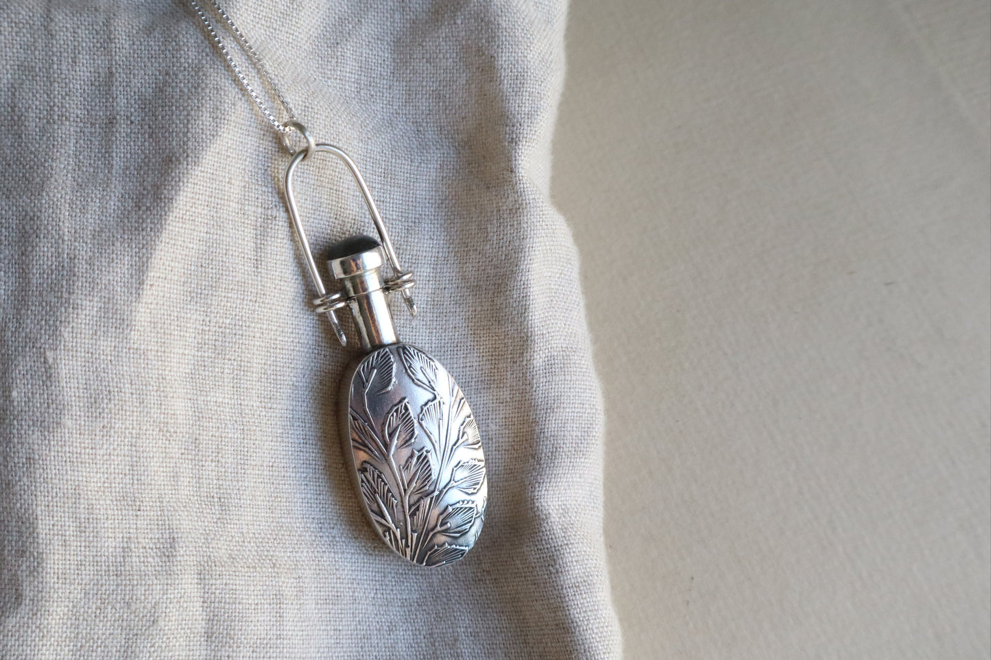 Solenne - vessel necklace with labradorite