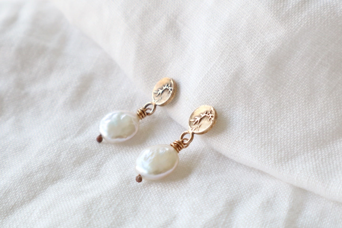 Moon pearl stud