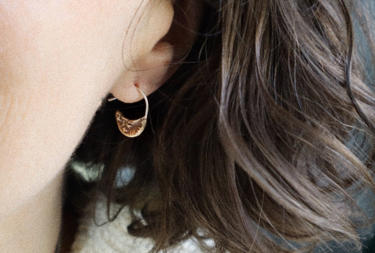 Mini crescent earrings in bronze
